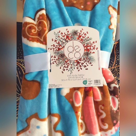NWT Gingerbread Cookie Throw Blanket - Picture 2 of 3